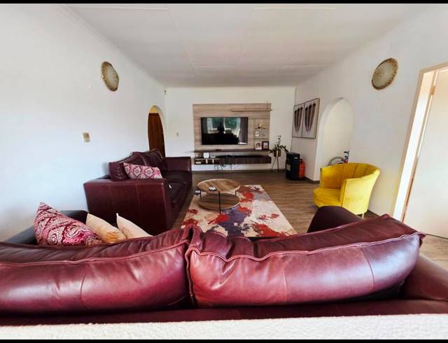 4 BEDROOM HOUSE FOR SALE IN GLEN MARAIS